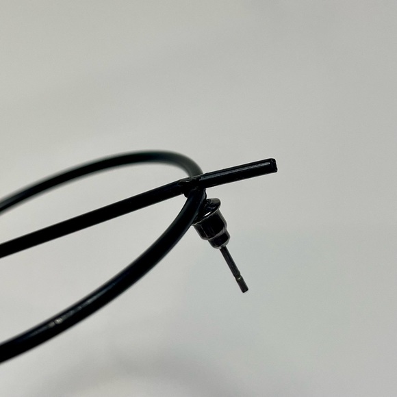 Black metal circle earrings - Picture 2 of 5